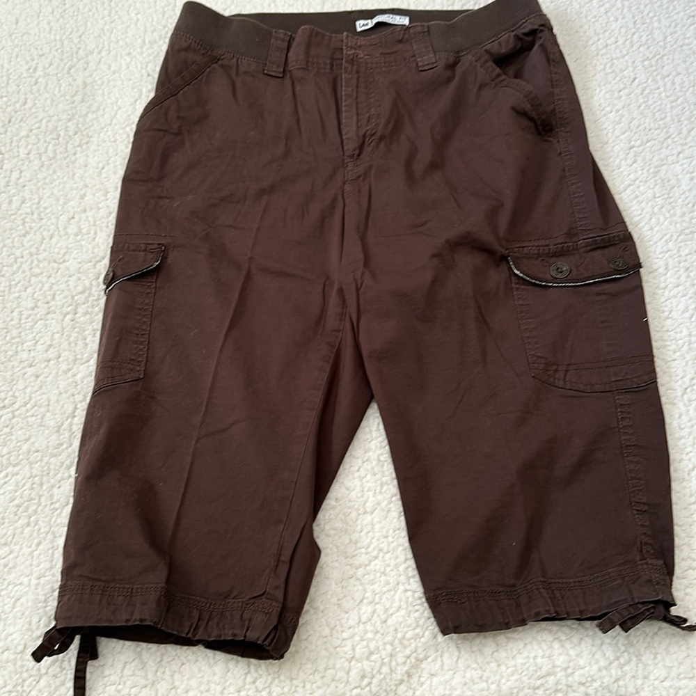 Women’s Lee natural fit capris.  Size 14 Brown.